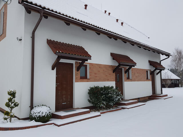 Dom w skowronkach zimą