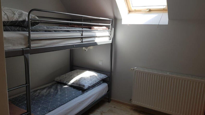 I segment sypialnia z piętrowym łóżkiem